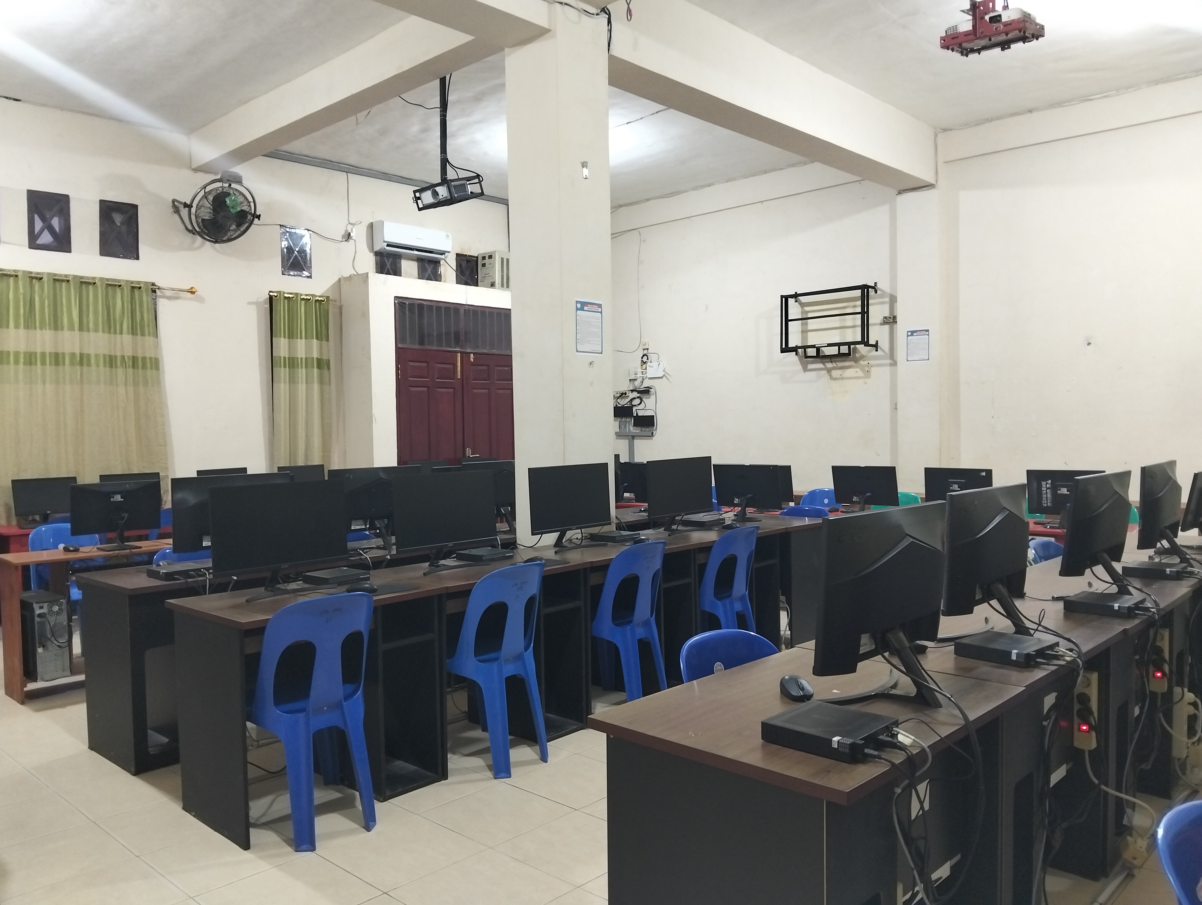 Ruang Utama Laboratorium Komputer UNIAS